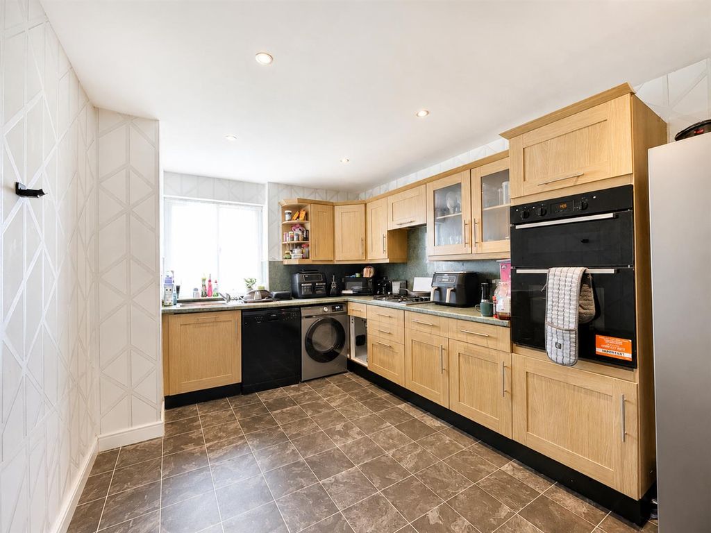 Property photo 3 of 17 Kitchen Diner.Png