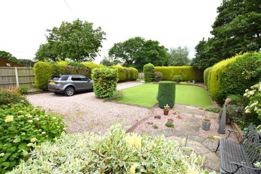 Property photo 2 of 32 Front Garden