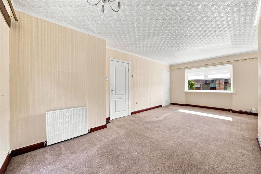 Property photo 3 of 15 07-7_Lammermoor_Crescent_Kirkintilloch _007.Jpg
