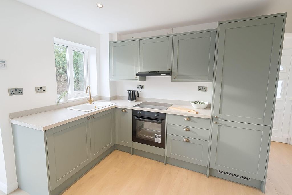 Property photo 2 of 10 Kitchen