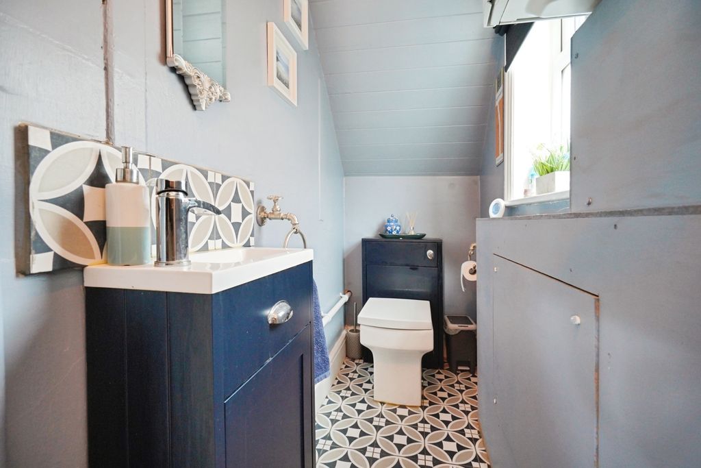 Property photo 3 of 18 W/C