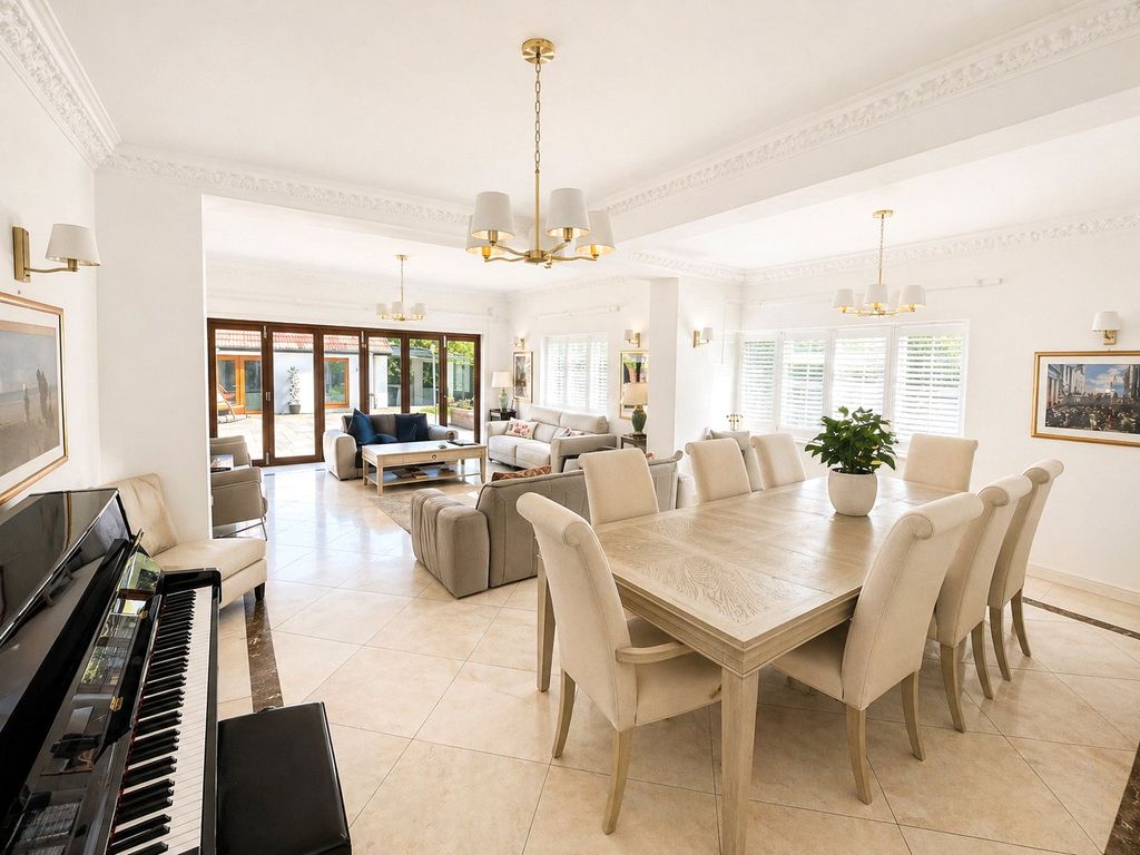 Property photo 3 of 15 Lounge