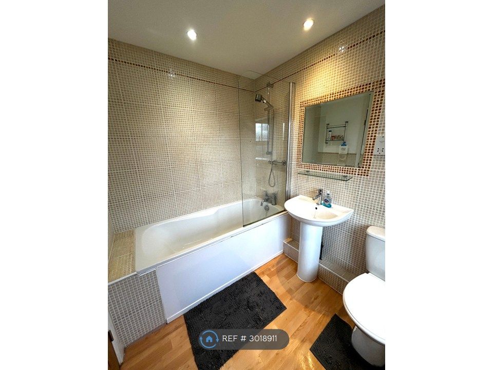 Property photo 3 of 6 Large Bathroom
