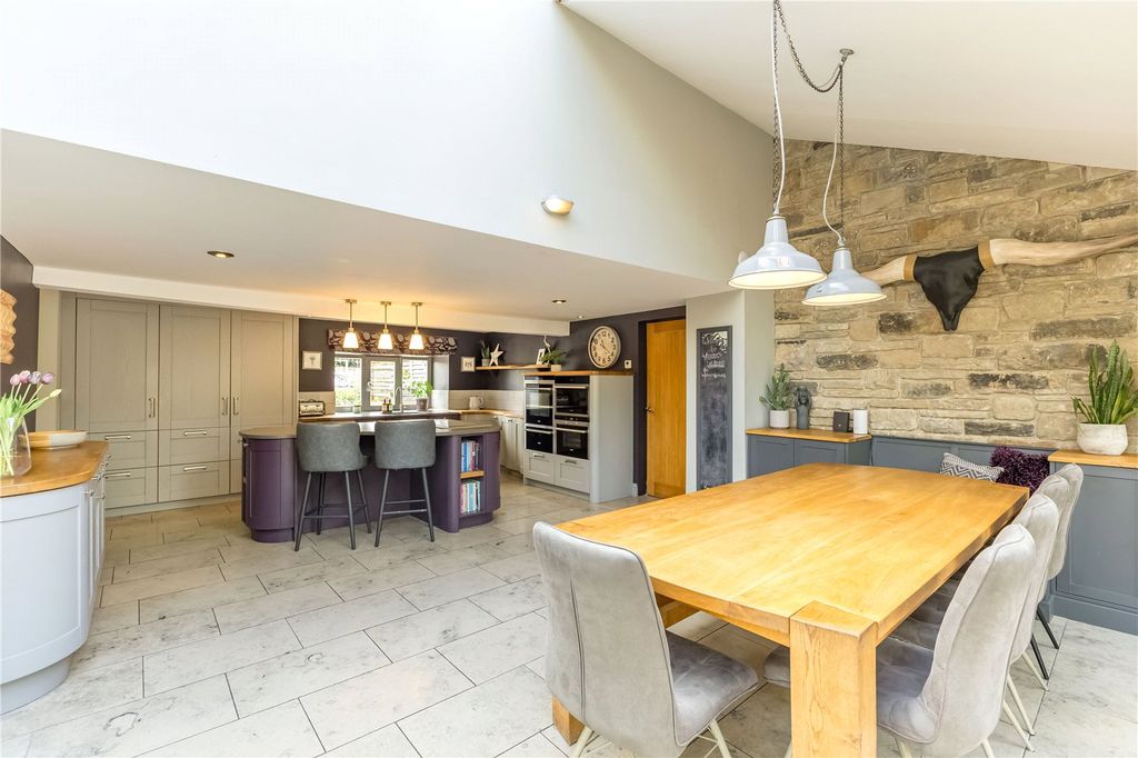 Property photo 3 of 49 Kitchen/Dining/Loung