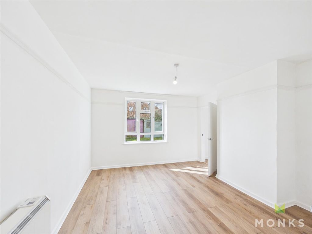 Property photo 3 of 13 Cam01348G0-Pr0804-Still004.Jpg