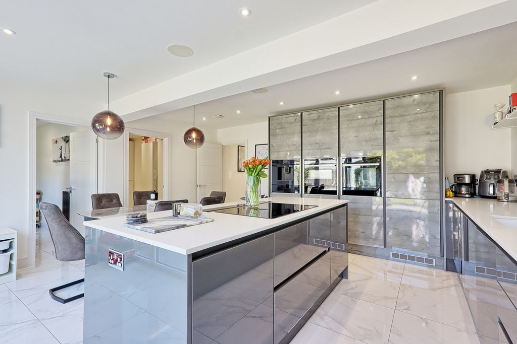 Property photo 2 of 29