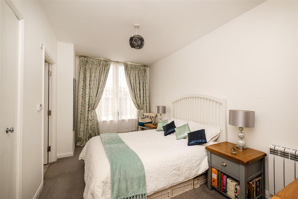 Property photo 2 of 10 Bedroom