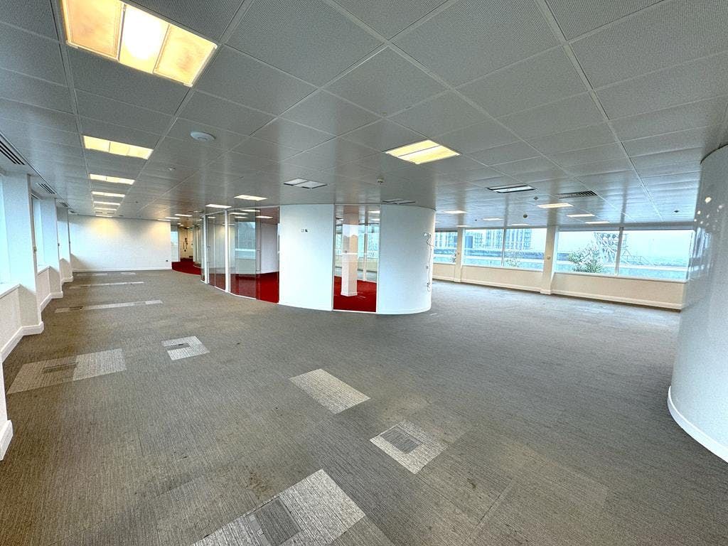 Property photo 2 of 11 27 Great West Road  Brentford  6th Floor 2 .Jpg