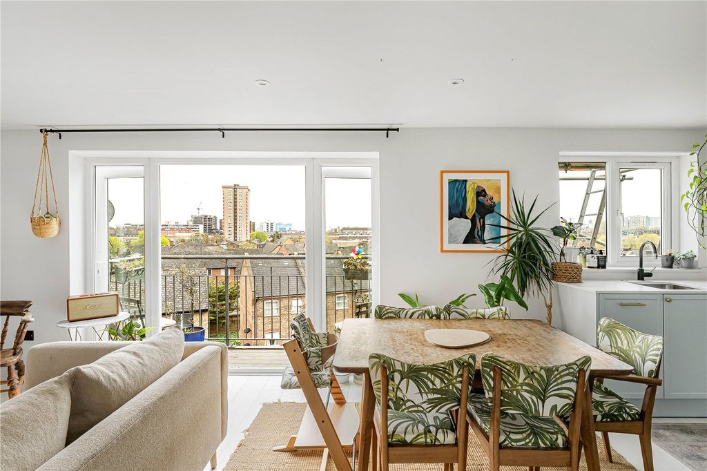 Property photo 1 of 16 Reception/Kitchen