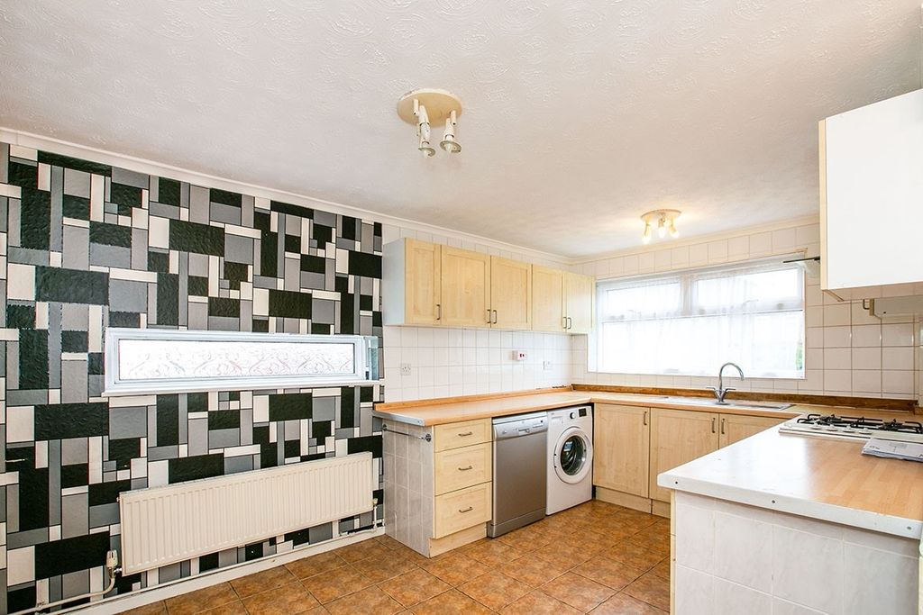 Property photo 3 of 11 Kitchen