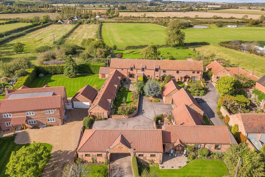 Property photo 3 of 40 2 Old Moat Court Web Ph-4.Jpg