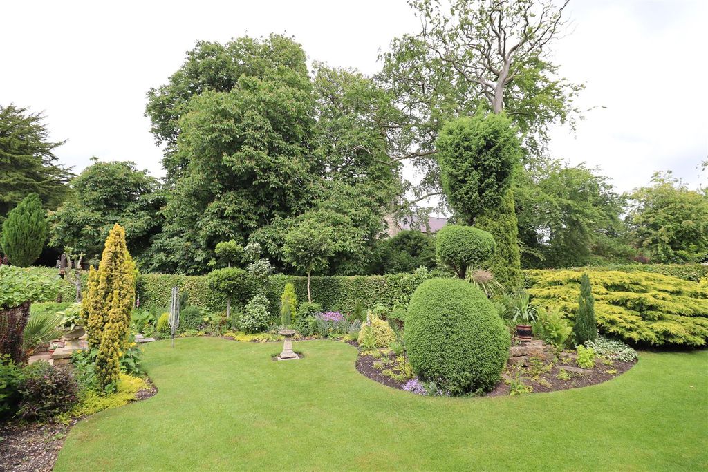 Property photo 2 of 28
