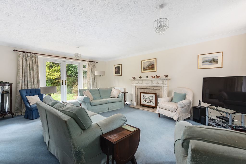 Property photo 2 of 16 28 Raeburn Way (16)