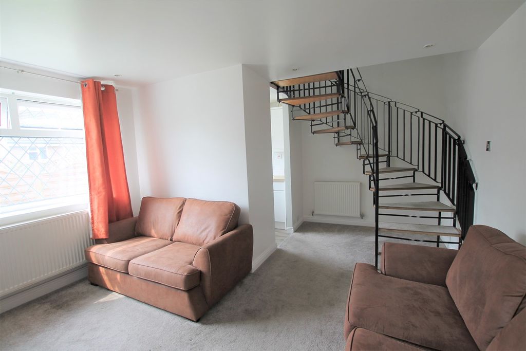 Property photo 1 of 11 Lounge (Main)