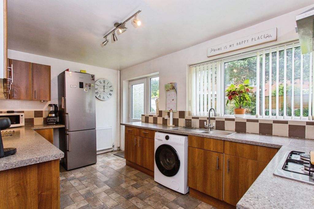 Property photo 3 of 18 Kitchen