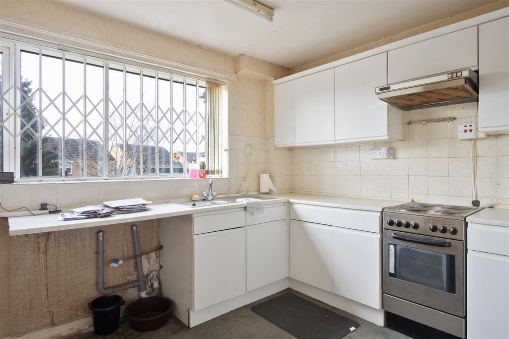 Property photo 3 of 11 Kitchen