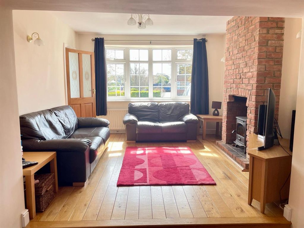 Property photo 3 of 27 Lounge