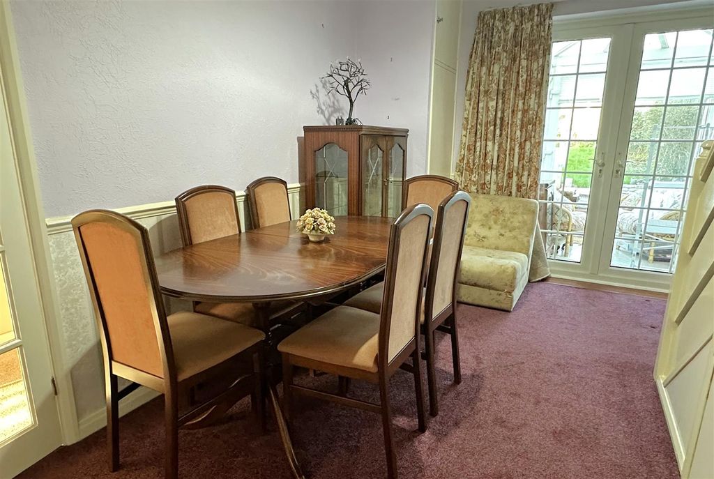 Property photo 3 of 11 Dining