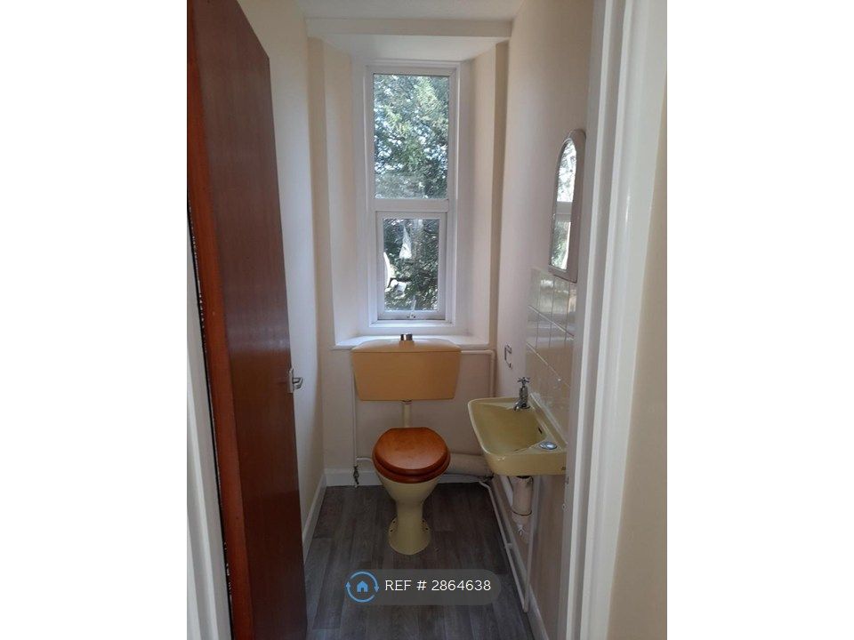 Property photo 3 of 11 Cloakroom