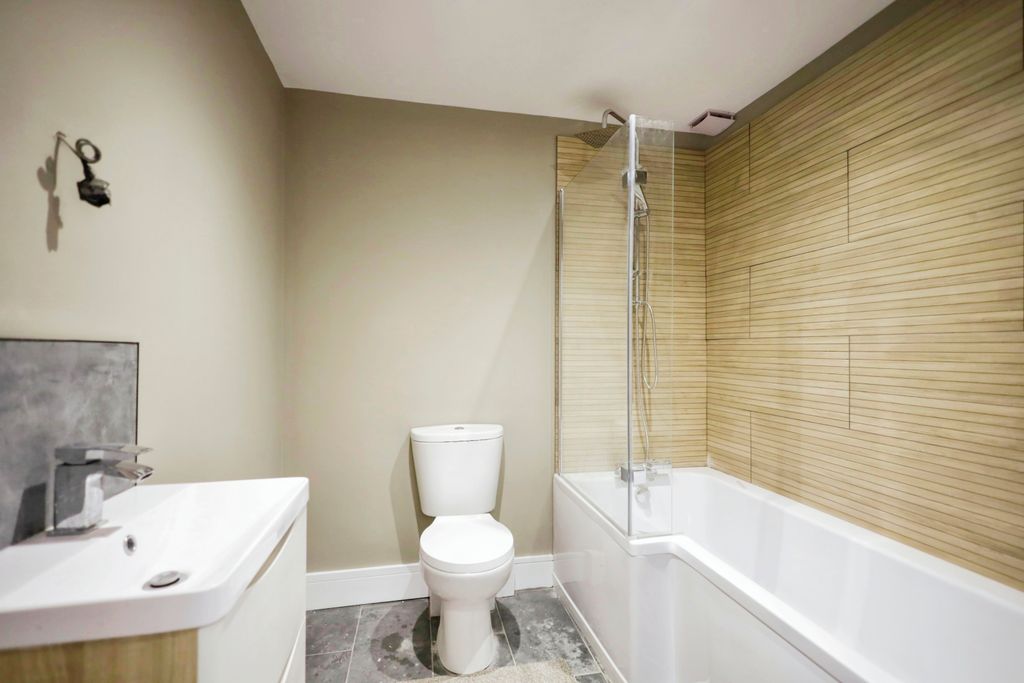 Property photo 2 of 9 Bathroom