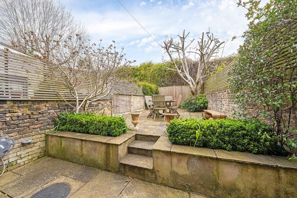 Property photo 2 of 17 Garden.Jpg