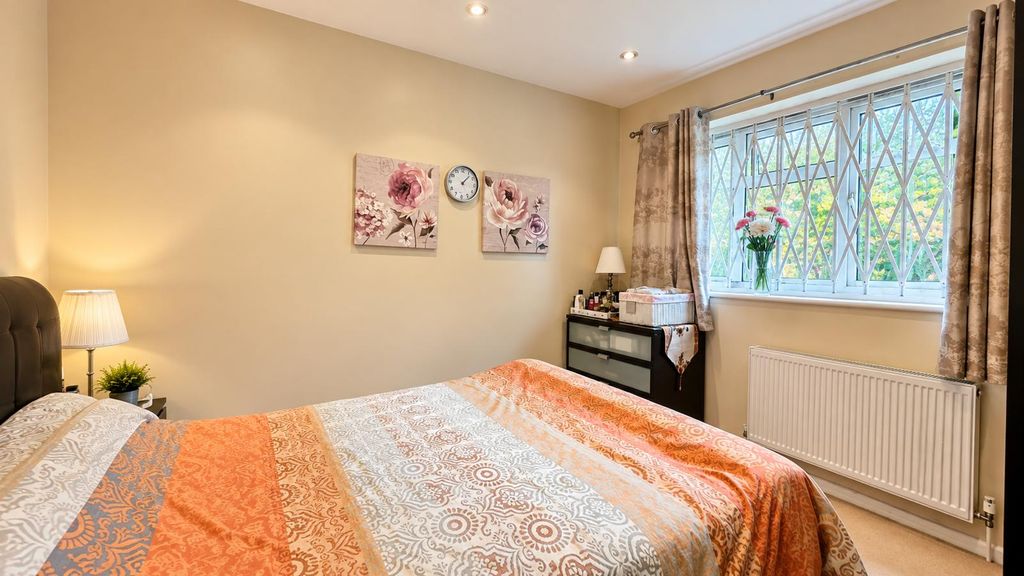 Property photo 2 of 13 Lantern Close, Wembley, Ha0 (6)