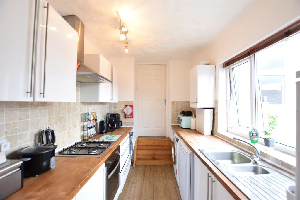 Property photo 3 of 9 Kitchen