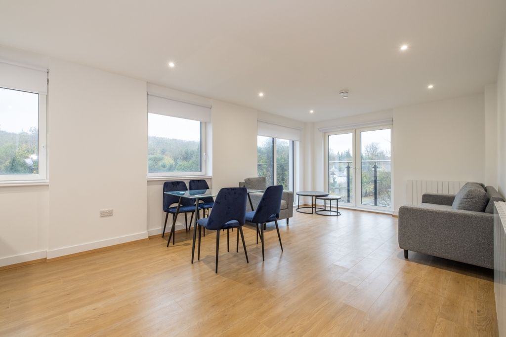 Property photo 2 of 8 128-Whyteleafe-Ho...