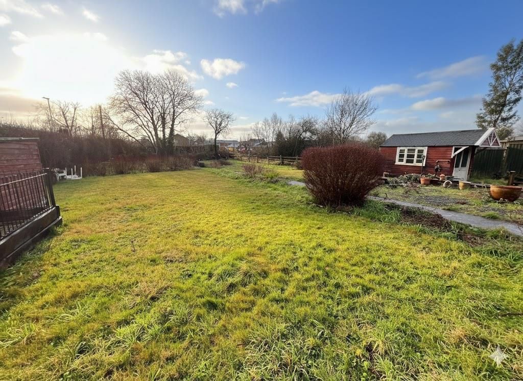 Property photo 2 of 19 Lodden Garden Shot 3