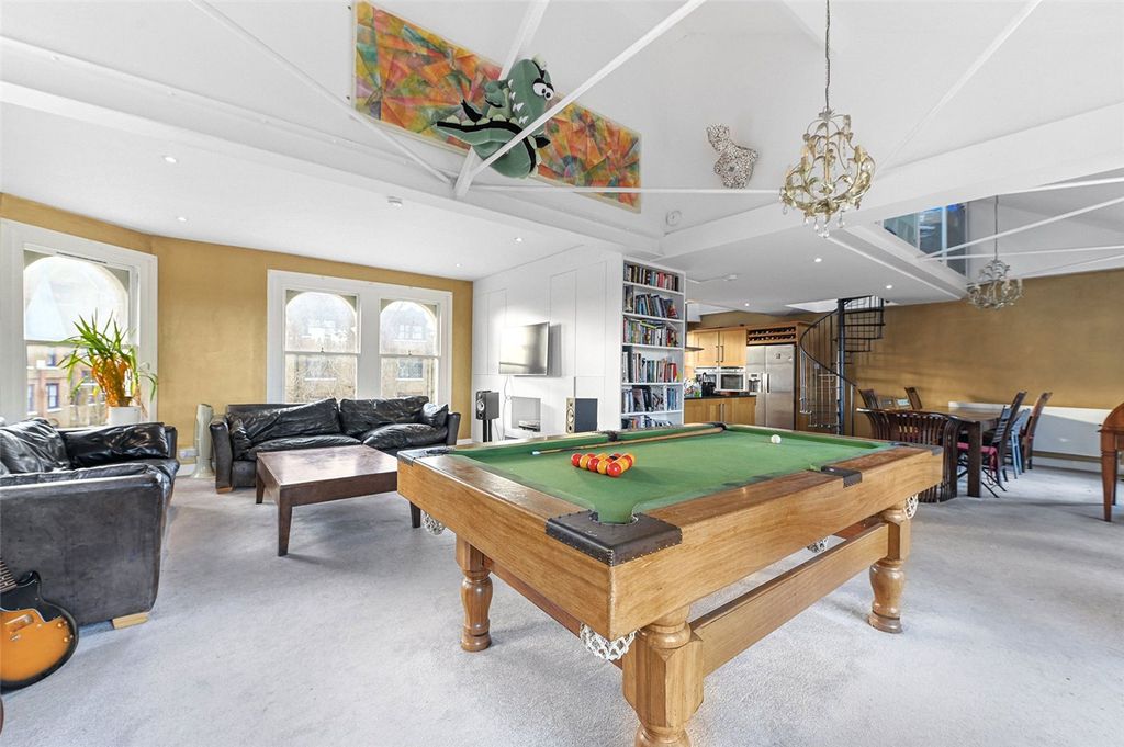 Property photo 1 of 15 Lauriston Road, E9