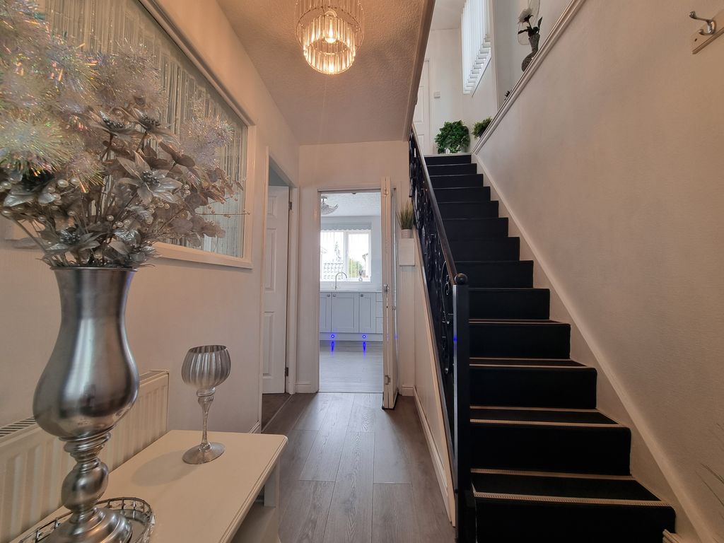 Property photo 2 of 19 Hallway
