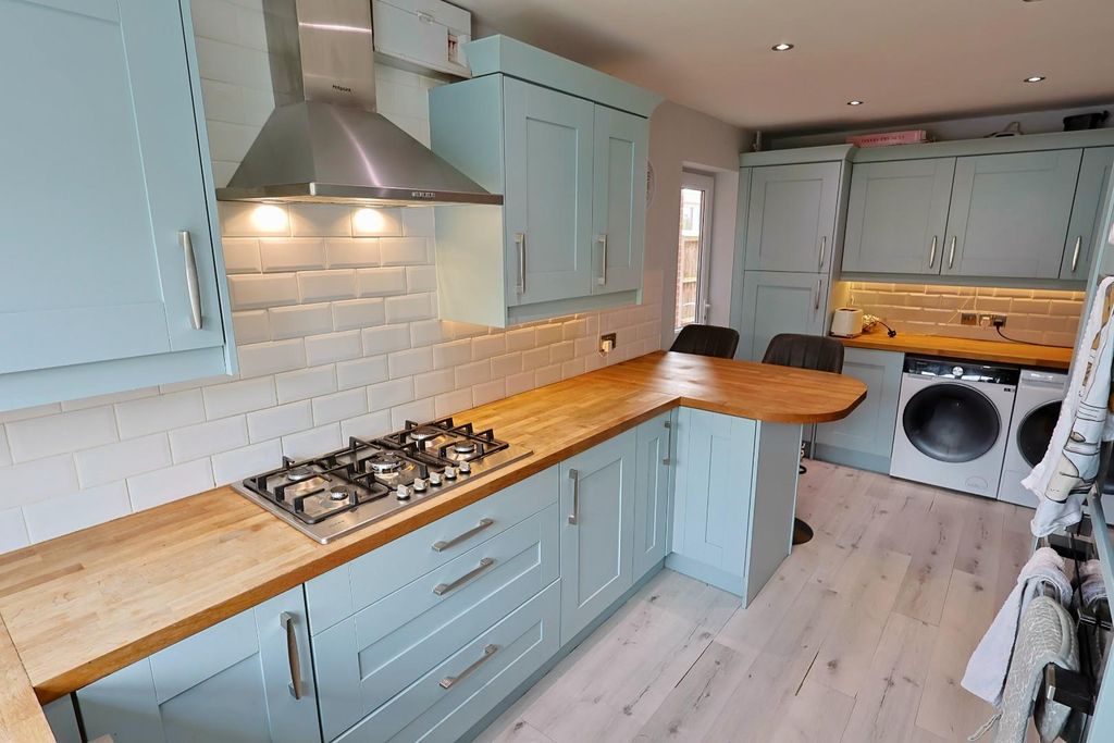Property photo 3 of 18 Kitchen