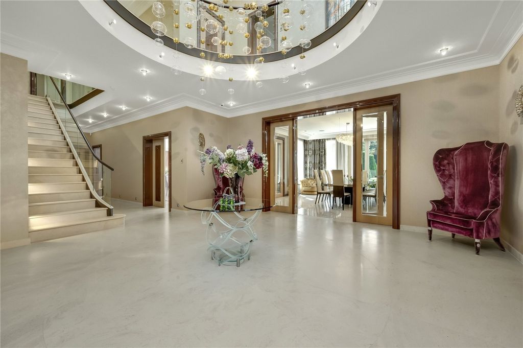 Property photo 2 of 28 Entrance Hall
