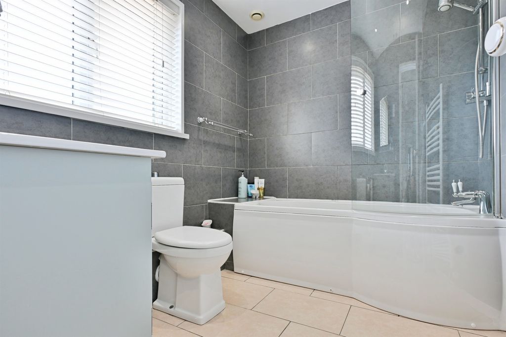 Property photo 3 of 21 Family Bathroom