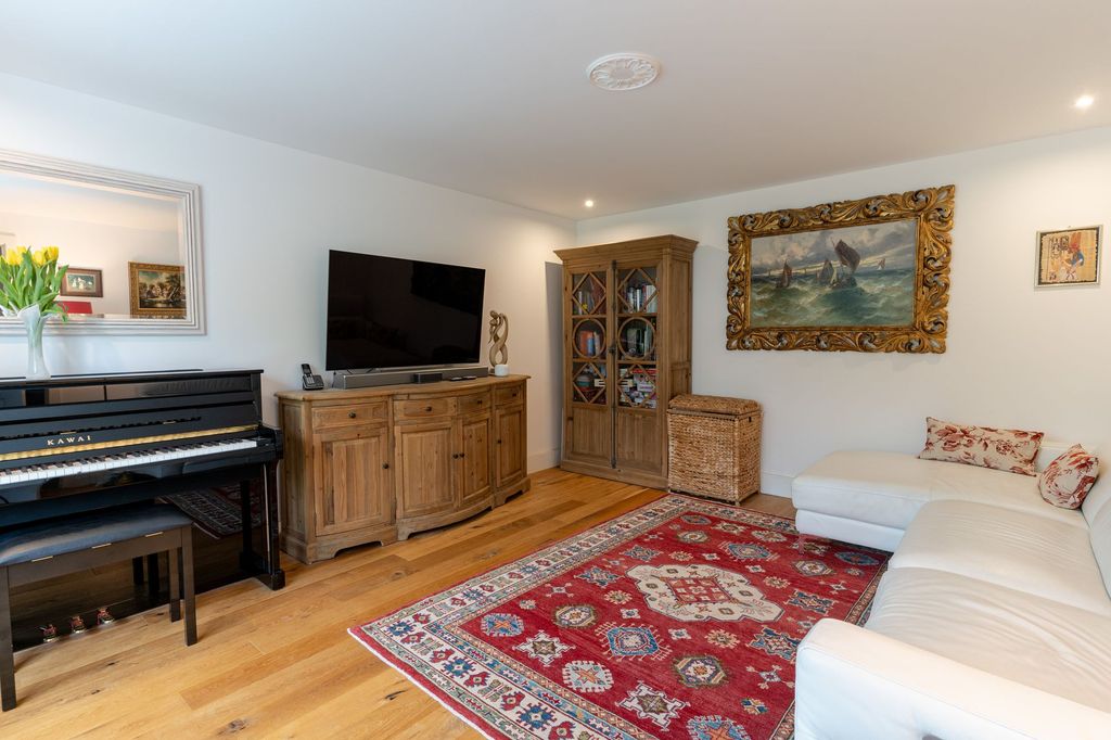 Property photo 3 of 32