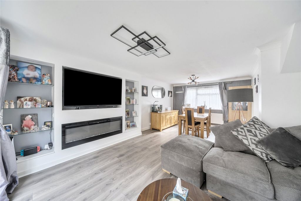 Property photo 3 of 23 Lounge