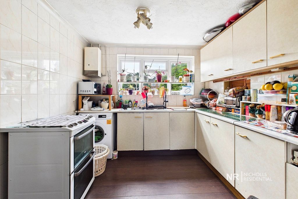 Property photo 3 of 11 Kitchen