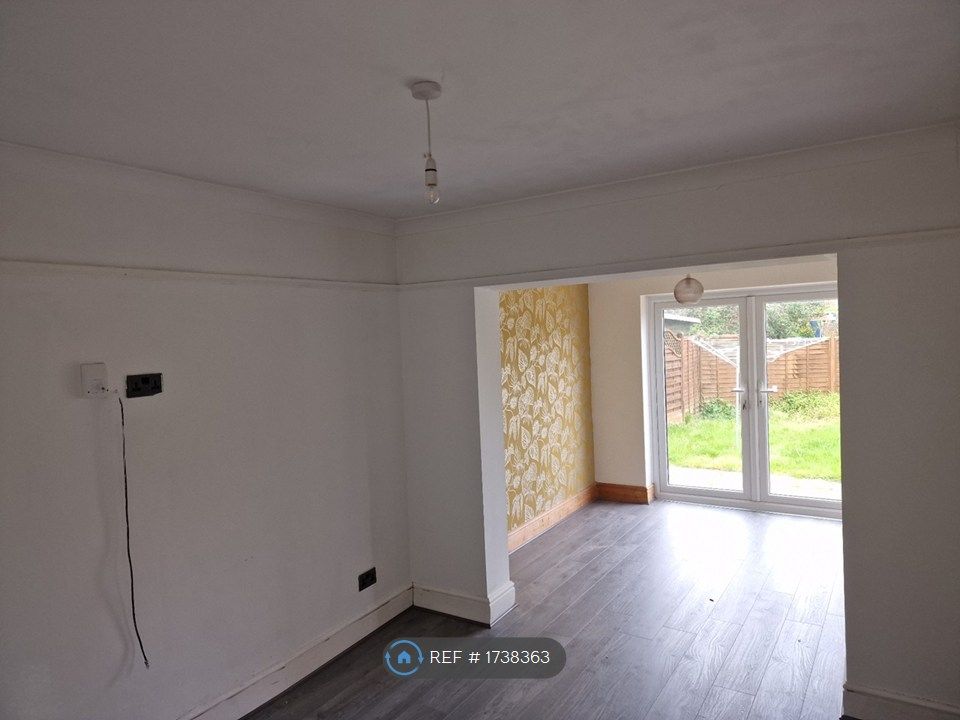 Property photo 2 of 15 Lounge / Dining