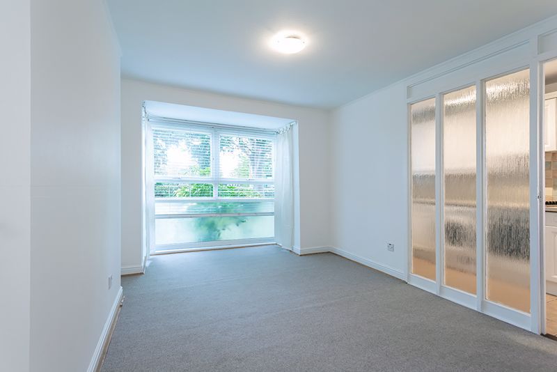 Property photo 3 of 13 Lounge