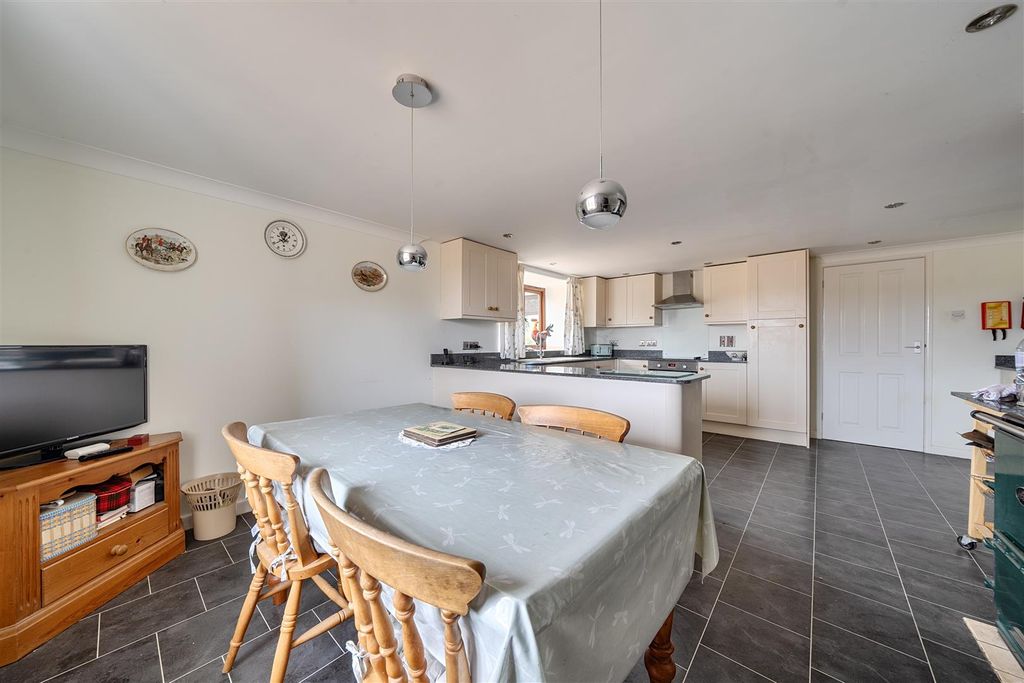Property photo 3 of 27 London House