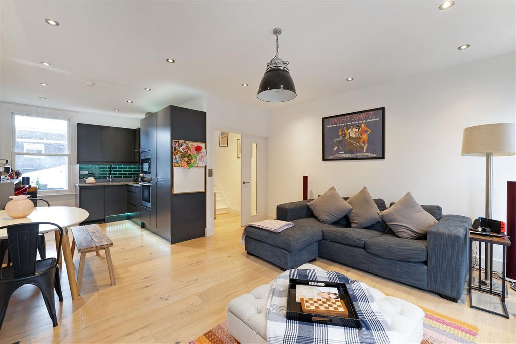 Property photo 3 of 13 97754_Top-Floor-Flat-49-Dawes-Road (9).Jpg