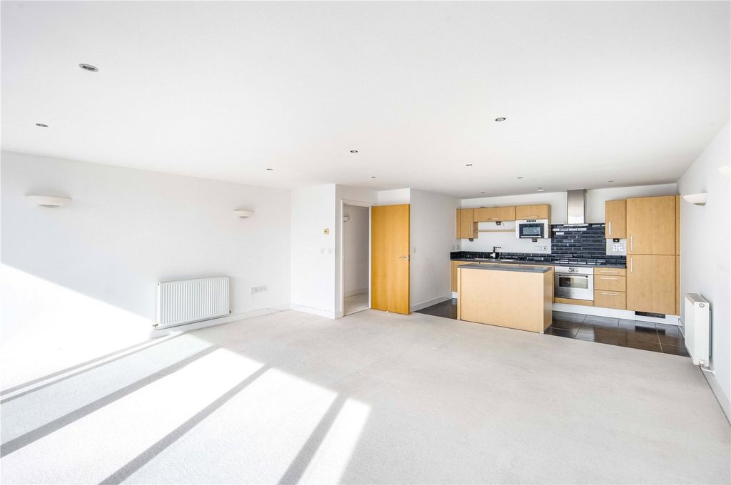 Property photo 3 of 10 Living Room/Kitchen