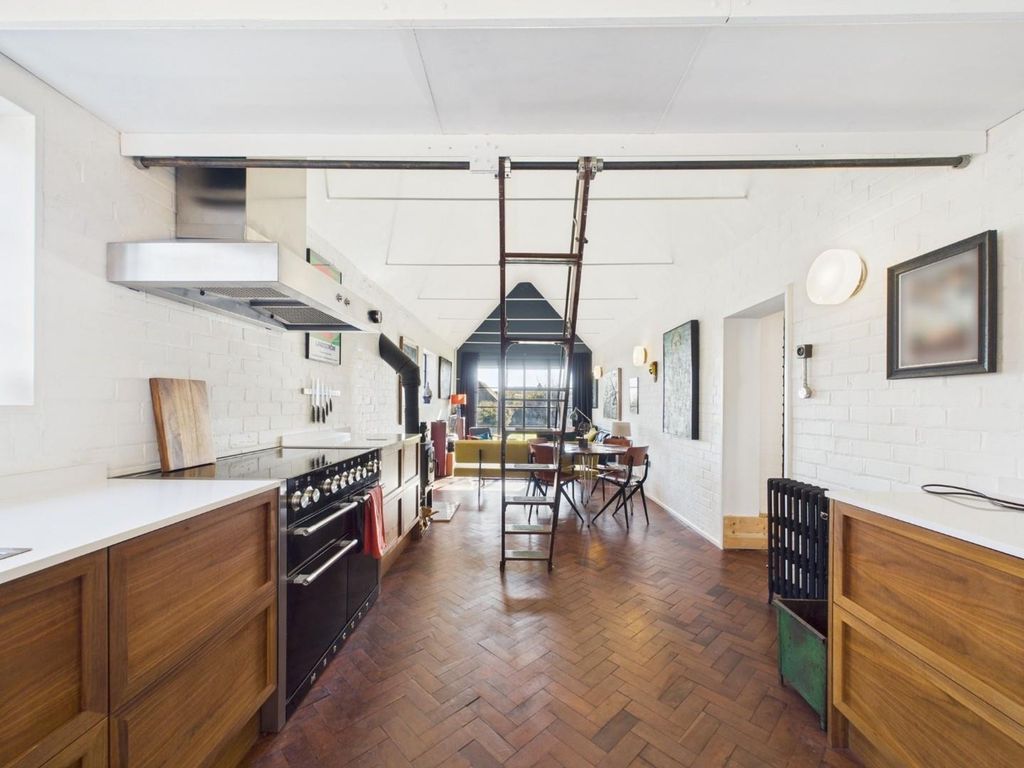 Property photo 3 of 20 Cam03810G0-Pr0208-Still011.Jpg