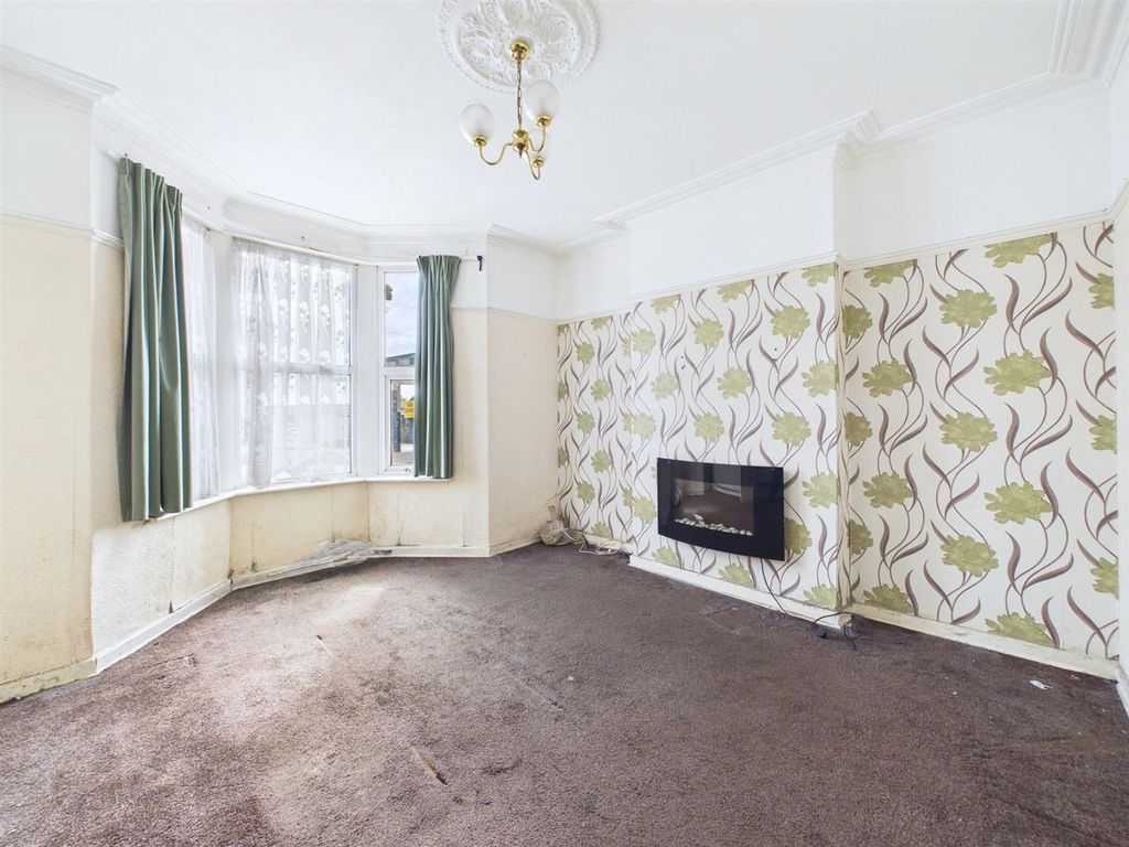 Property photo 2 of 16 3-Bed Terrace For Auction, Kingswood (1).Jpg