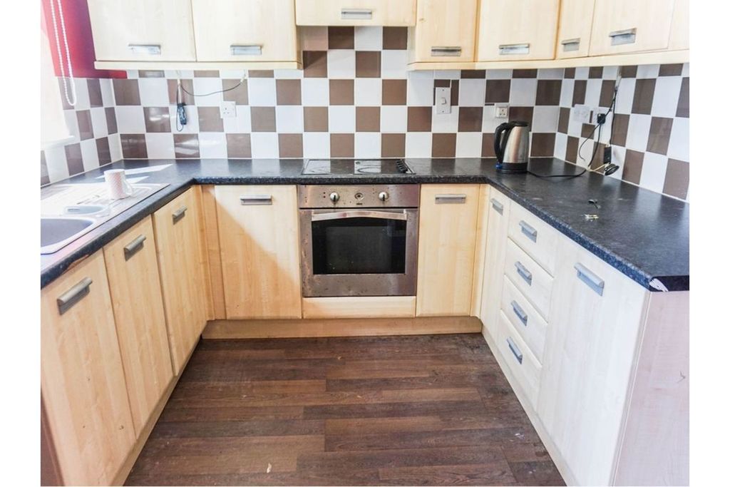 Property photo 3 of 19 Kitchen