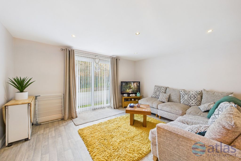 Property photo 2 of 16 Lounge