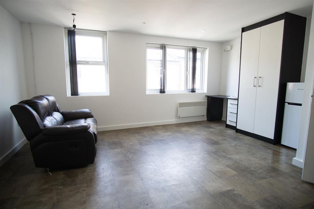 Property photo 2 of 5 Main Room