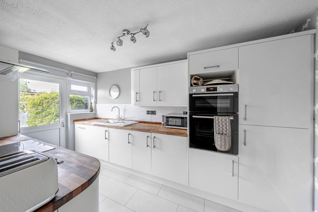 Property photo 2 of 19 Kitchen