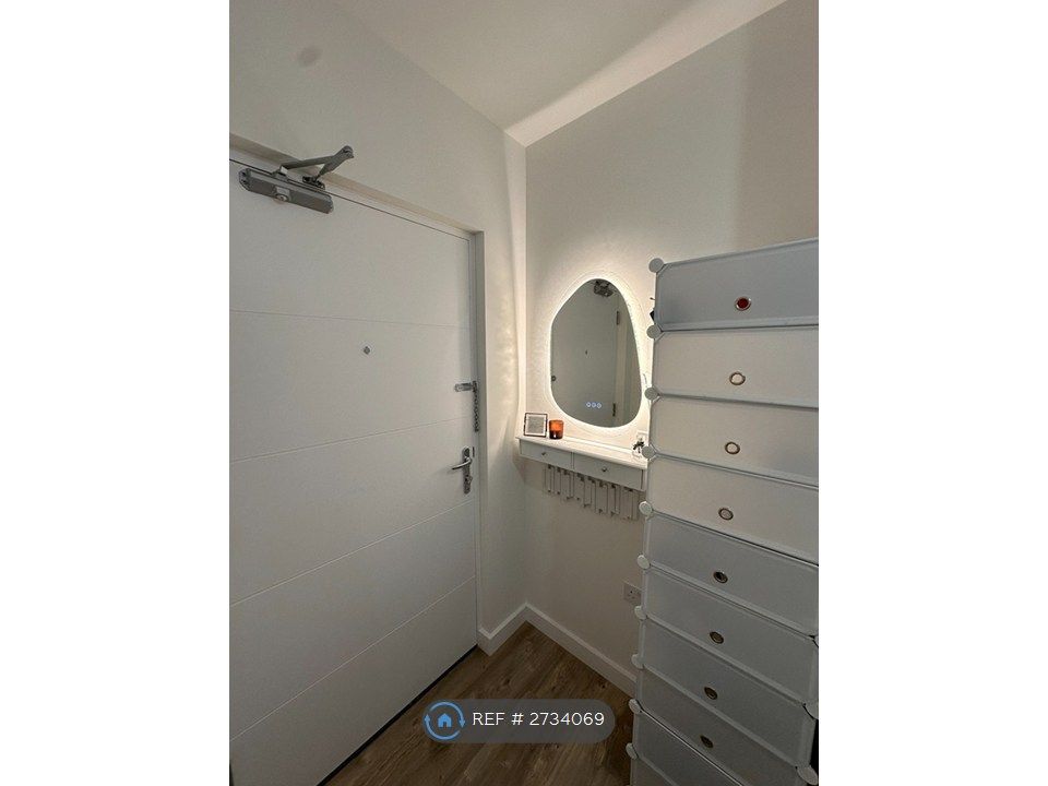 Property photo 3 of 12 Hall