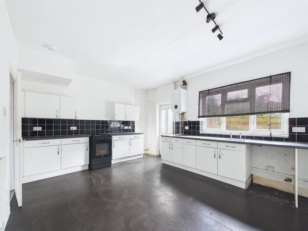 Property photo 3 of 13 Three Bedroom Victorian Terraced - 3.Jpg